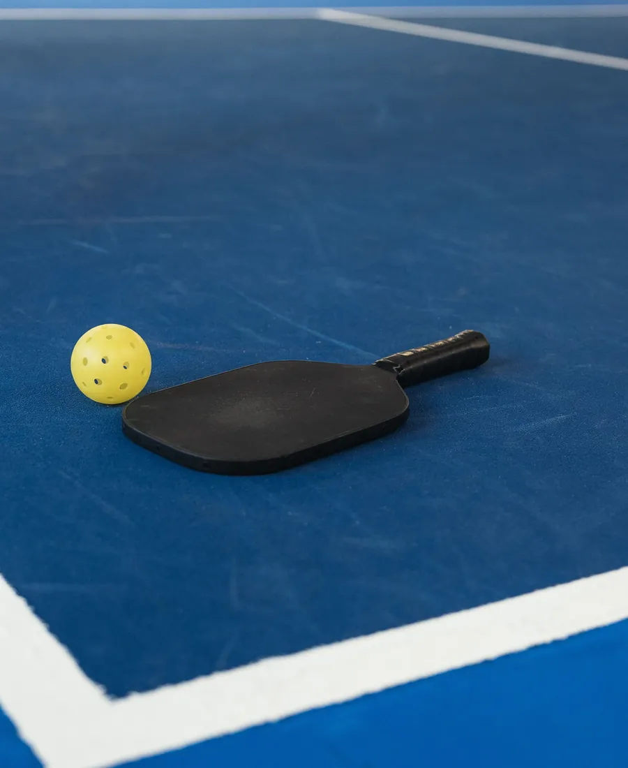 Vợt và bóng pickleball chuẩn bị cho buổi huấn luyện